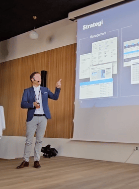 Relewise customer Ahlsell presentation on search, personalization, and omnichannel B2B buying.